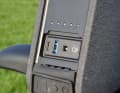 Dahinter: USB-Anschlüsse, um daran Handy oder Laptop laden zu können. Und natürlich den Ladeport für den Akku selbst.