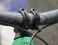 Für Ordnung sorgen aber auch kleine Klemmschellen, die am Vorbau montiert werden können und die die Leitungen fixieren.