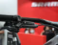Sram zeigt auf der Messe seine neuen Stealth Bremsgriffe für Level und Code. Sieht sehr ordentlich aus mit der parallel zum Lenker verlaufenden Bremsleitung.