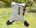 Wir haben den USWE Race 2.0 Trinkrucksack getestet und an einen Ast gehängt.