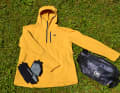 Vom US-Hersteller Outdoor Research (OR) kommen diese drei Teile zum Fahrradfahren: Softshell-Jacke, Hip Bag und Handschuhe fürs MTB.