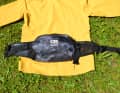 Das Outdoor Research Hip Bag Freewheel 5L bringt die grauen Wolken auf die sonnige Jacke.