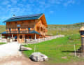 Die Raschötzhütte thront auf 2170 Meter Höhe im Naturpark Puez Geisler. Foto: Val Gardena