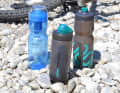 Unser Testfeld für 3 neue Trinkflaschen (von links): Quell Nomad Trinkflasche mit Filter und Fidlock Fidguard antibakterielle Fahrradflaschen.