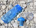 Flasche, Filter und Schutzkappe, die auch als Becherchen herhalten kann.