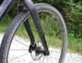 Viele Anschraubpunkte zum Gepäcktransport – wie hier an der mächtigen Carbongabel – machen das Solo zu einem Gravelbike für lange Touren.
