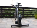 Der Truetrainer kann eigentlich überall stehen, weil er ohne Stromanschluss auskommt. Hier läuft der Test auf dem Balkon.