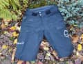 Die fjørå Goretex Pro Shorts von Norrøna sind genauso wasserdicht und atmungsaktiv wie die lange Regenhose.