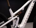 Das Sitzrohr des Commencal T.E.M.P.O. Power baut kurz. Im Rahmen ist Platz für einen Flaschenhalter.
