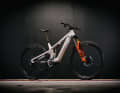 Optisch ist das neue T.E.M.P.O. mit seinem Alu-Rahmen eindeutig als Commencal-Fully zu erkennen. Der 400 Wh Akku ist fest im Unterrohr verbaut und kann durch einen Range-Extender erweitert werden.