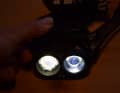 Die Ledlenser H19R Signature hat 2 Haupt-LEDs und eine kleine rote, die im Bild aber nicht aktiv ist.