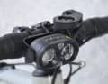 Am Bike wird die Stirnlampe mit einem einfachen Halter und einer Bodenplatte mit Bajonettverschluss befestigt.