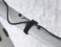 Mitgeliefert werden Klett-Bänder, mit denen man das Kabel verlegen kann am Rahmen. Es reicht bei mir locker bis die Satteltasche.