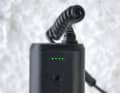 Der Akku zeigt den Ladestand in 4 Stufen an. Die Stecker gehen recht stramm.