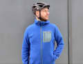 Der Patagonia R1 Air Full-Zip Hoody ist leicht und mit einer Zickzackstruktur.