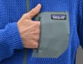 Der Patagonia R1 Air hat zwar eine Brusttasche. Ein Smartphone passt nicht rein, für schwere Dinge ist der Stoff zu stretchig.