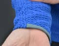 Die Unterseite der Bündchen zusätzlich mit einem elastischen Gewebe abgenäht.
