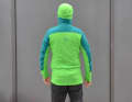 Auch dieser Midlayer ist sehr lang: gut, weil warm - schlecht, weil viel Material vor dem Bauch, wenn man sportlich-gebückt im Sattel sitz.