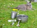 Grau in Grau: Katze und Campinggeschirr von Soto aus Titan.