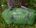 Zelt für eine Person, aus Recyclingmaterial: Das Vango Apex Compact 100 in seinem Packsack - kann auch direkt an den Lenker geschnallt werden.
