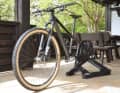 So wurde der Tacx Neo 3M unter anderem getestet: auf dem Balkon.