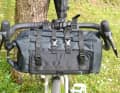 Die Lenkertasche "Front Fellow" besteht aus Halterung und einer Art Packsack. Der fasst mehr Inhalt, als zwischen manchen Lenker passt.