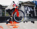 Trotz seiner beeindruckenden Street-Performance bleibt Jake Atkinson seinem Hauptfokus, dem Slopestyle, treu. Als nächstes großes Ziel nennt er Crankworx Cairns Ende Mai 2025.