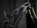 Fox Factory Kashima: Das Fahrwerk liefert hinten 170 mm Hub. Vorne federt die 38er Fox.