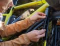 Die Twist vario base lässt sich mittels 4 Langlöchern an diverse Anschraubpunkte am Rad fixieren.