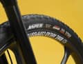 Noch nicht käuflich aber nah an der Serienreife: Der Maxxis Aspen Reifen in der Dimension 32 x 2,4 Zoll.