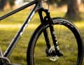 Als klassischen Race-Hardtail verfügt das MMR Rakish nur über 100 Millimeter Federweg an der Gabel. Ein Remote-Lockout ist natürlich auch mit an Bord.