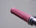 Das fein geriffelte Gummi saugt sich regelrecht am Handschuh fest, die scharf geschnittenen Fingerleisten krallen sich in die Handflächen und sorgen für maximalen Halt – selbst wenn man den Lenker nur locker führt.
