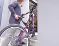 Unauffällig clever: Der integrierte Tragegriff unter dem Heck erleichtert das Handling schwerer E-MTBs...