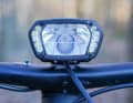 Markante Optik: Neben dem Hauptreflektor befinden sich links und rechts je 5 LEDs für das Tagfahrlicht. Blendet man die SL SX auf, schalten sie sich mit voller Leistung dazu.