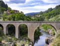Auf dem Weg durch das Dèpartement Ardèche überqueren Radler einige alte Brücken.