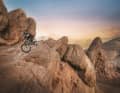 Eine Kulisse wie im Hollywood-Epos Dune 2: Um das neue E-Bike zu inszinieren, scheuten die Spanier keinen Aufwand und fotografierten im marokkanischen Atlas-Gebirge.