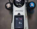 Blenki fährt Nummer 1 von 50 verfügbaren Bikes, deutlich sichtbar auf dem Oberrohr. Das integrierte Display bringt die relevanten Daten und verrät: Nach dem Rennen in Chatel hatte Sams Akku noch 52 Prozent Restkapazität.