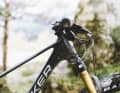 Mondraker verzichtet am neuen Chrono Carbon DC auf eine Leitungsführung durch den Steuersatz und führt die Leitungen klassisch durch den Rahmen ins Innere. | Foto; Mondraker