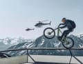 Ein Foto-Shooting mit Danny MacAskill in der 007-Area am Gaislachkogel in Sölden zu organisieren, ist nicht eben leicht. Dass dann ungeplant auch noch zwei Helikopter spektakulär durchs Bild knattern, nennt man wohl perfektes Timing.