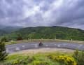 Bedrohlich hängen die Gewitterwolken über dem Parc naturel régional des Monts ­d’Ardèche. Die Straße führt abseits des Flusses vorbei an für die Region typischen Kastanienwäldern.