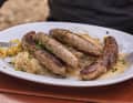 Ein Mittagessen, das man in der nächsten Rampe bereuen wird, aber hier schmecken die  "Nembercher Rostbratwöscht" nun mal am besten.