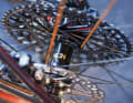 NonPlus-Naben mit PiRope-Textilspeichen sind in freier Wildbahn ein seltener Anblick. Sie zieren die Laufräder des Bike Ahead The One Custom-Bikes.