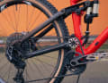 Um das Fahrwerk von Antriebsein­flüssen zu entkoppeln, läuft die Kette bei High-Pivot-Bikes über eine Umlenkrolle nahe dem Drehpunkt.