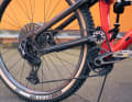 Durch den hohen Hauptdrehpunkt der Kavenz-Bikes vergrößert sich beim Einfedern der Abstand zwischen Tretlager und Hinterradachse, wodurch das Hinterrad dem Hindernis nach hinten ausweicht, anstatt daran “hängen” zu bleiben.
