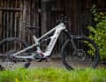 Ines setzt bei ihrem Strive:On auf Performance. Mit schweren Downhill-Reifen und 220er Bremsscheiben fällt ihr Race-Enduro etwas schweres aus als die Serien-Version des Canyon.