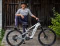 Erfolgreiches Paar: Deutschlands schnellste E-Enduro-Racerin Ines Thoma mit ihrem Canyon Strive:On CFR LTD.