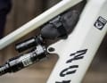 Auf den Enduro-Stages müssen sich die Racer bei einem Defekt selbst helfen können. Bei Ines steckt die Notausrüstung in einer kleinen Satteltasche unterm Oberrohr. Ein Ersatzschlauch klebt zudem am Sitzrohr, ein Ersatz-Kettenglied an der Bremsleitung.