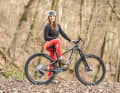 Mit Bike im Dauereinsatz: Franzi ist Bike-Guide und leidenschaftlich ganzjährig auf dem Trail unterwegs. Seit Februar 2025 nimmt sie das Liv Intrigue X Advanced 1 im Dauertest unter die Lupe – auf Tour, im Alltag und im Bikepark.