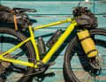 Fidlock, bekannt für seine magnetischen Halterungen und Verschlüsse, hat nun eine Ergänzung fürs Bikepacking herausgebracht.