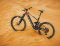 Dune auf Düne: Das Top-Modell Mondraker Dune XR in ganzer Pracht.